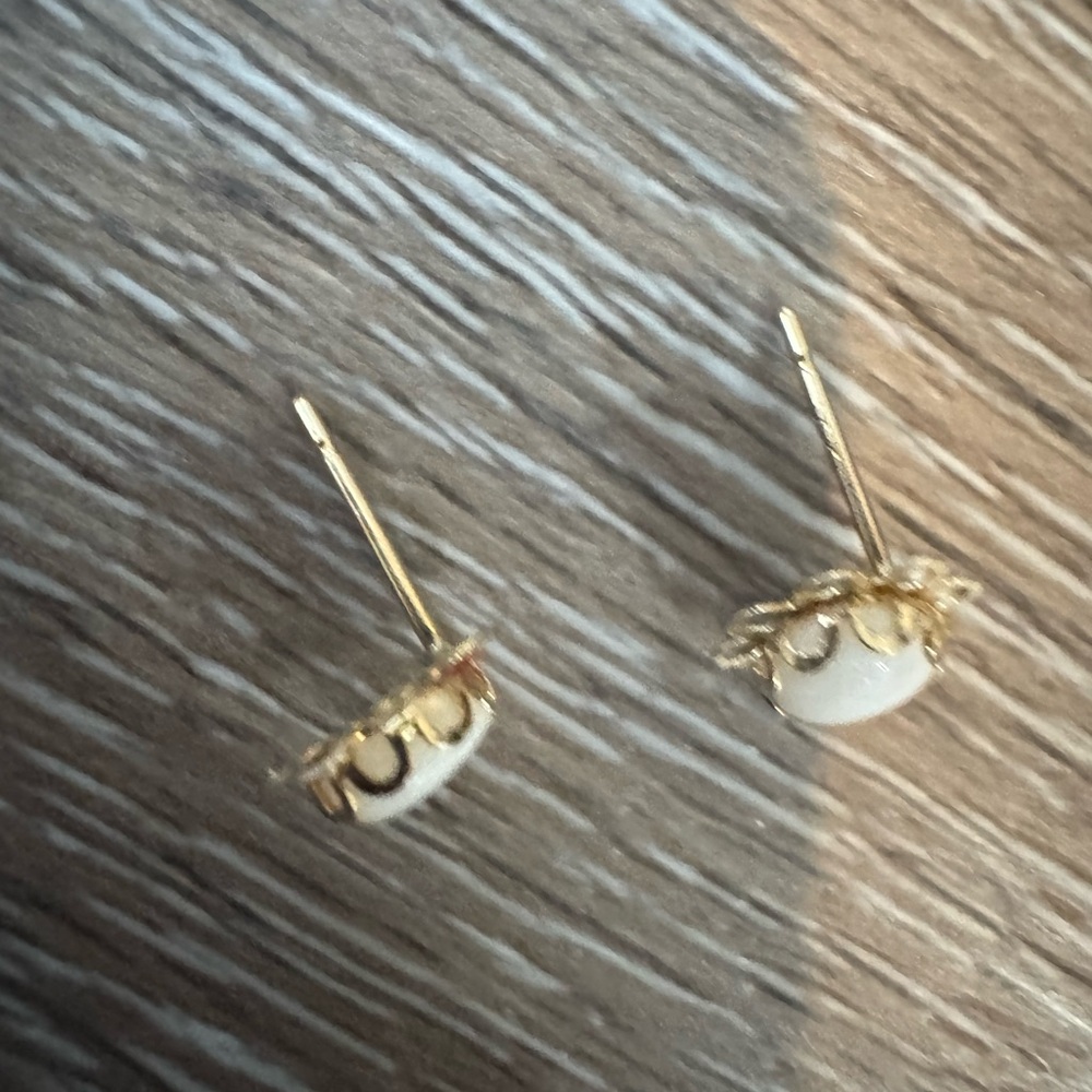 14KT gold filigree stud earrings with opal cabochon - Picture 3 of 5